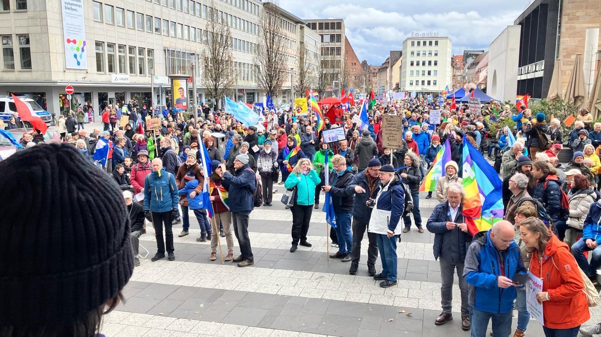 Knapp 2.000 Menschen nehmen an bayerischen Ostermärschen teil