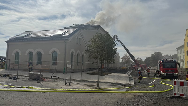 Im Bahnhofsgebäude in Wiesau ist während der Sanierungsarbeiten ein Feuer im Dachstuhl ausgebrochen. | Bild: NEWS5 / Roland Wellenhöfer Im Bahnhofsgebäude in Wiesau ist während der Sanierungsarbeiten ein Feuer im Dachstuhl ausgebrochen.