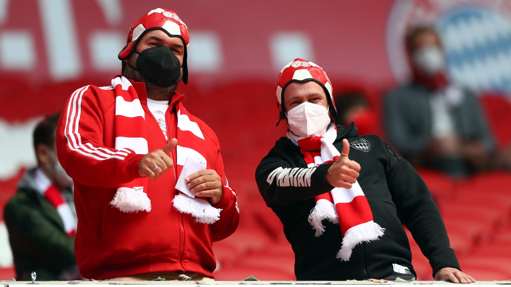 Fußballfans mit Maske in der Münchner Allianz-Arena.