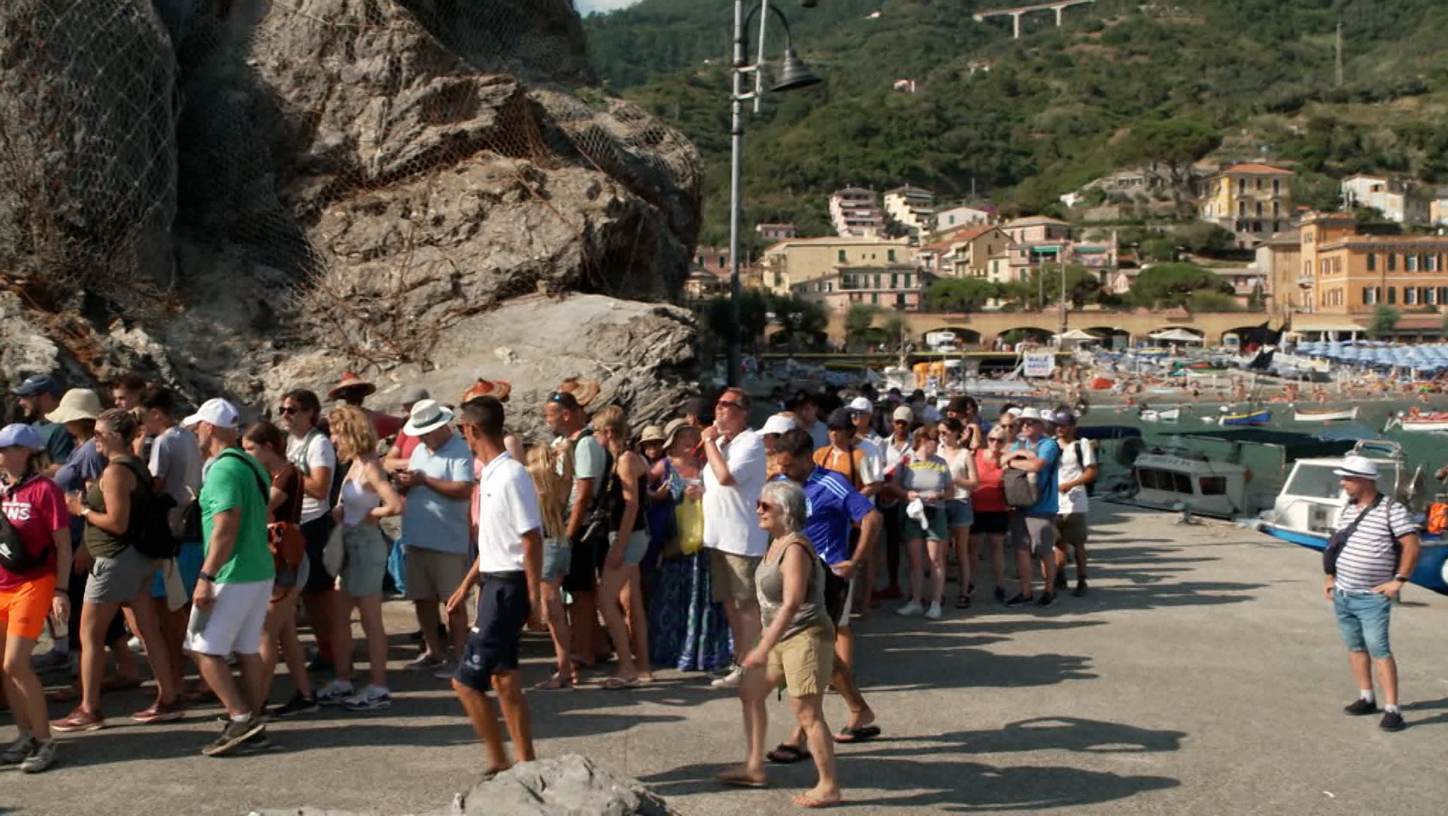 Touristenmassen an einem italienischen Küstenabschnitt