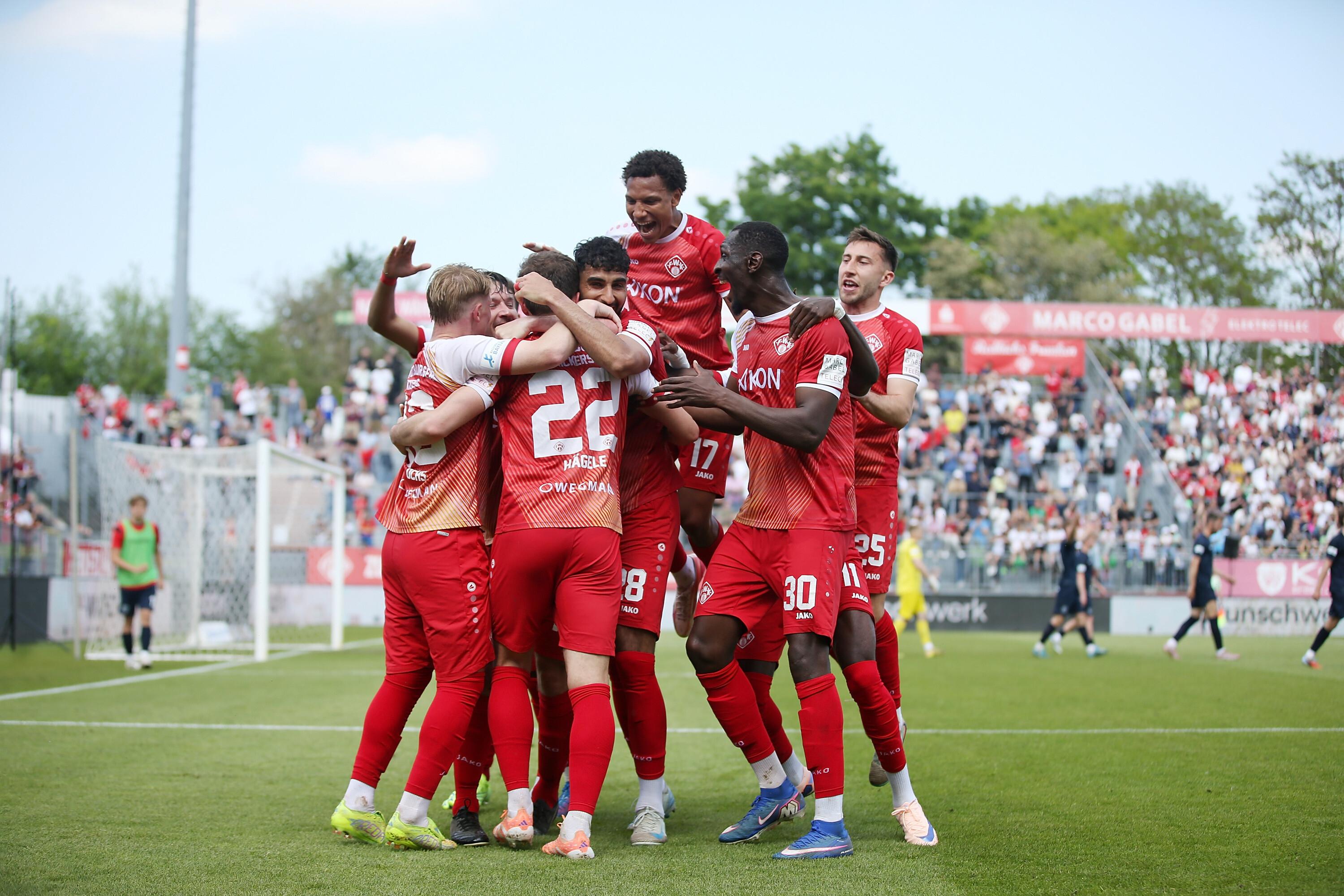 Würzburger Kickers jubeln beim Heimsieg gegen die SpVgg Unterhaching