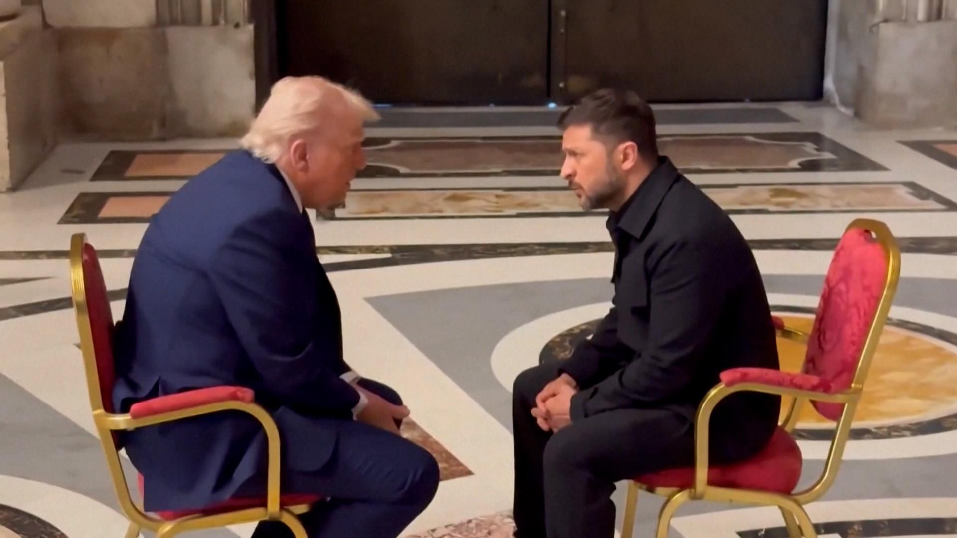 Der ukrainische Präsident Selenskyj und US-Präsident Donald Trump sind in Rom überraschend zusammengetroffen.