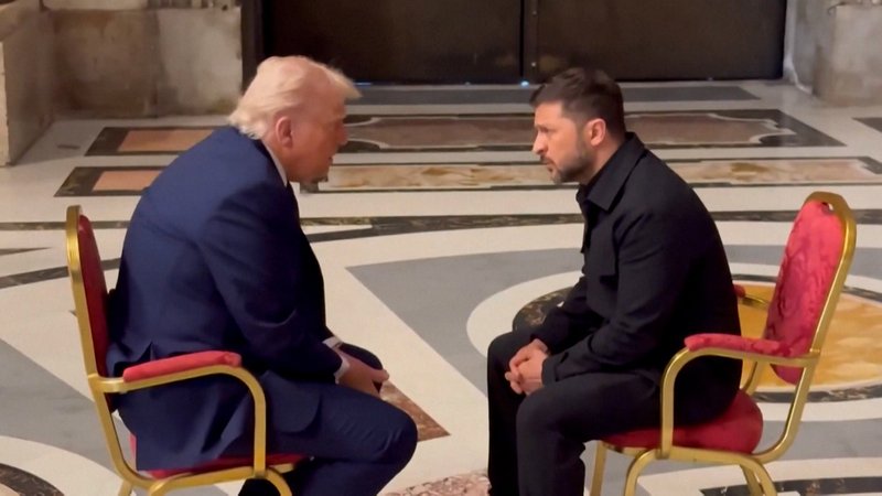 Der ukrainische Präsident Selenskyj und US-Präsident Donald Trump sind in Rom überraschend zusammengetroffen. | Bild: BR Der ukrainische Präsident Selenskyj und US-Präsident Donald Trump sind in Rom überraschend zusammengetroffen.
