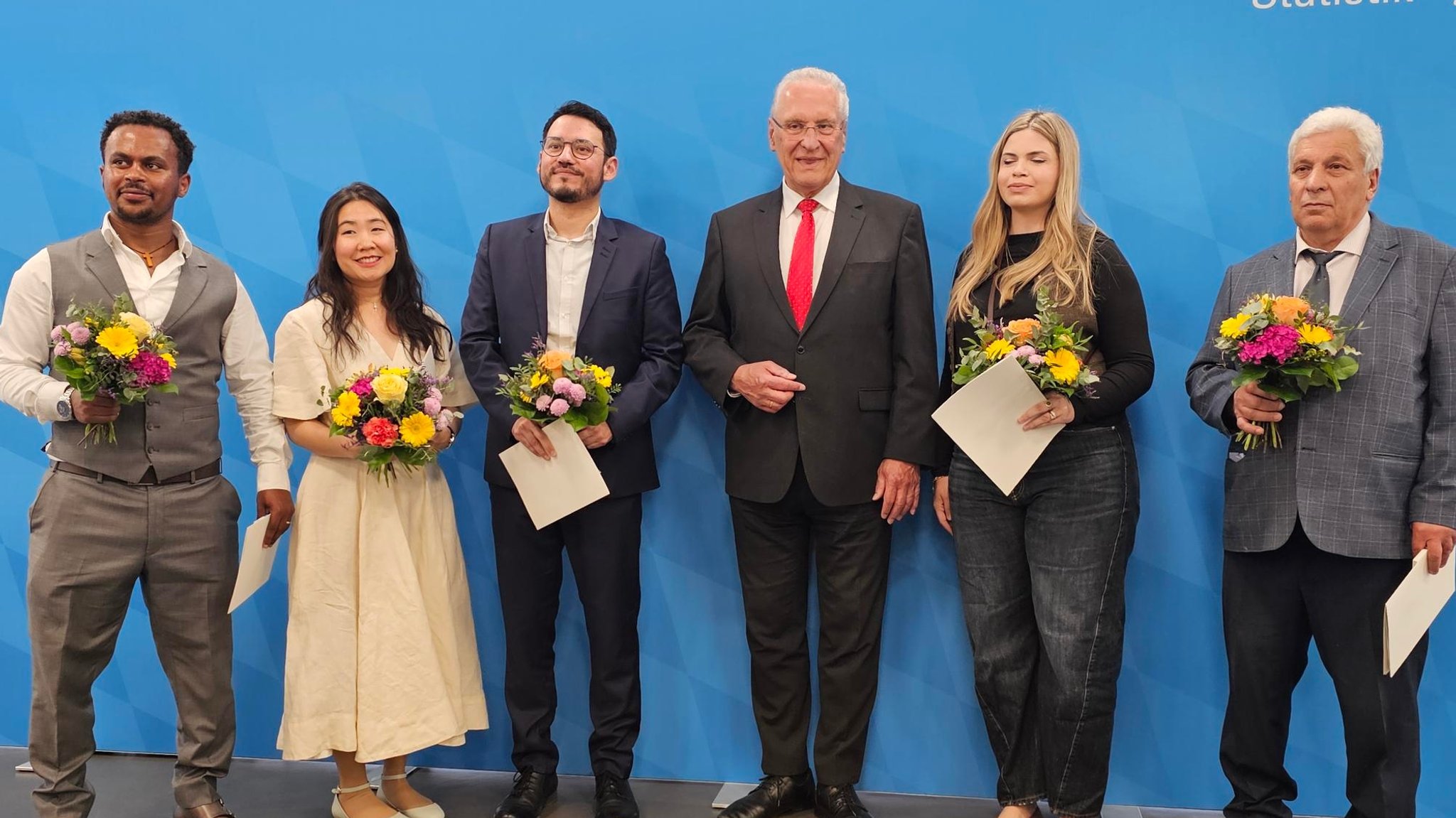 Innenminister Herrmann bei der Einbürgerungsfeier im Statistischen Landesamt in Fürth. Ganz rechts steht Salih Kanca.