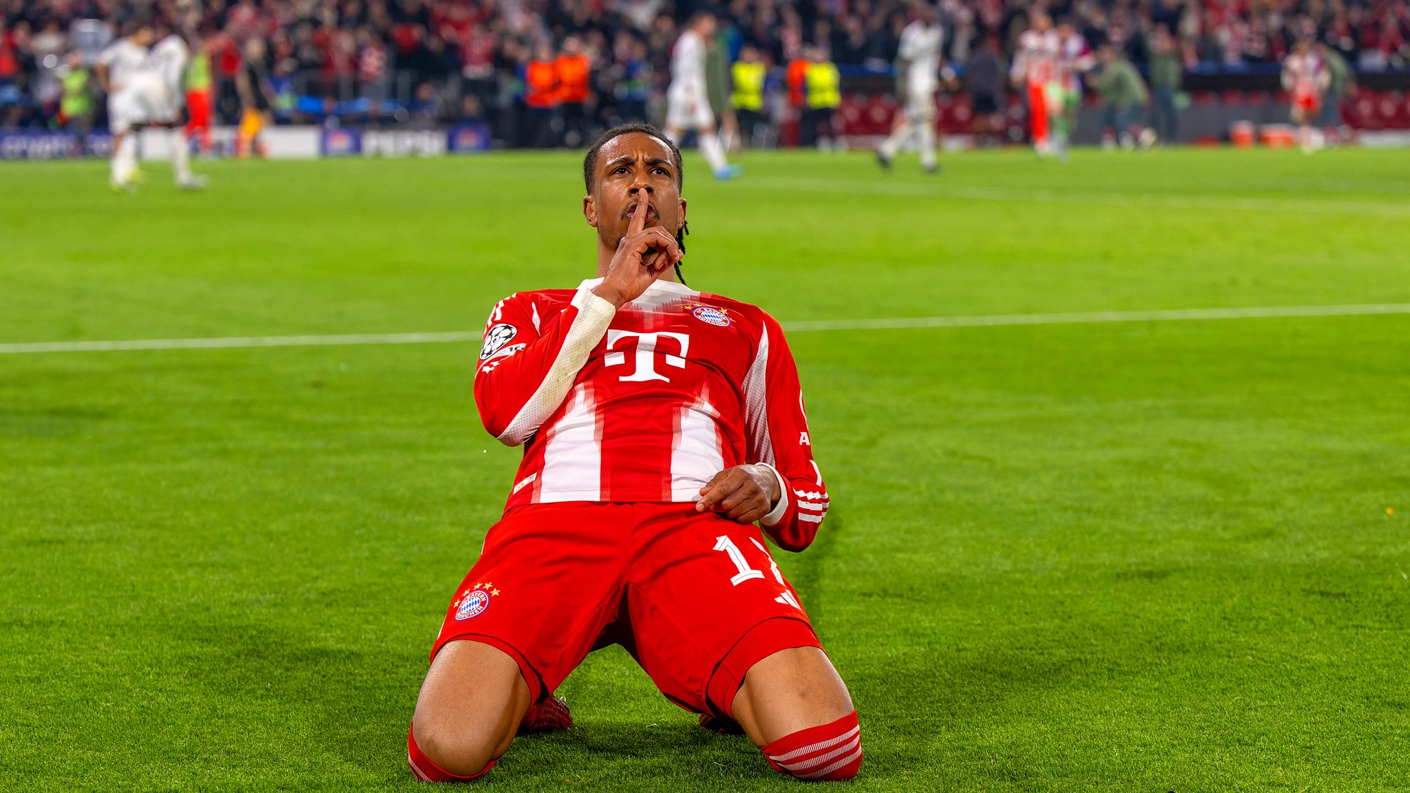Michael Olise bejubelt einen Treffer gegen Real Madrid | Bild: picture alliance / M.i.S. | Bernd Feil Michael Olise bejubelt einen Treffer gegen Real Madrid