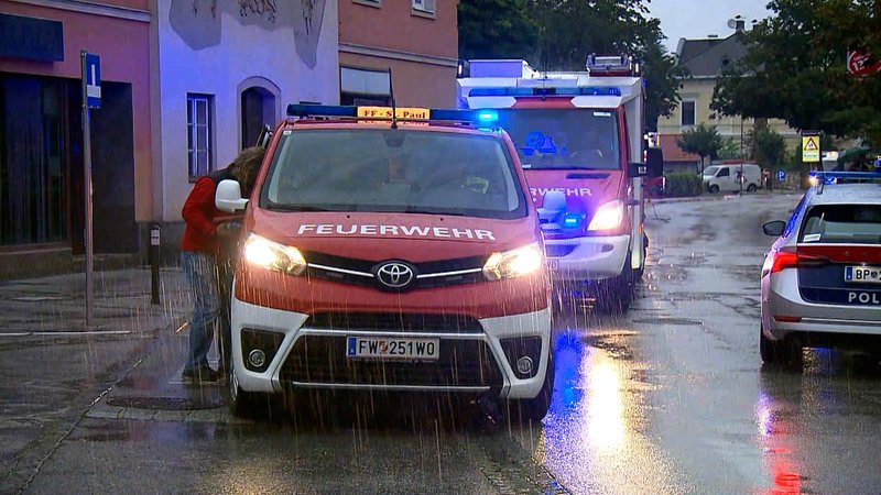 Feuerwehrleute im Einsatz gegen die Überflutungen in Österreich.