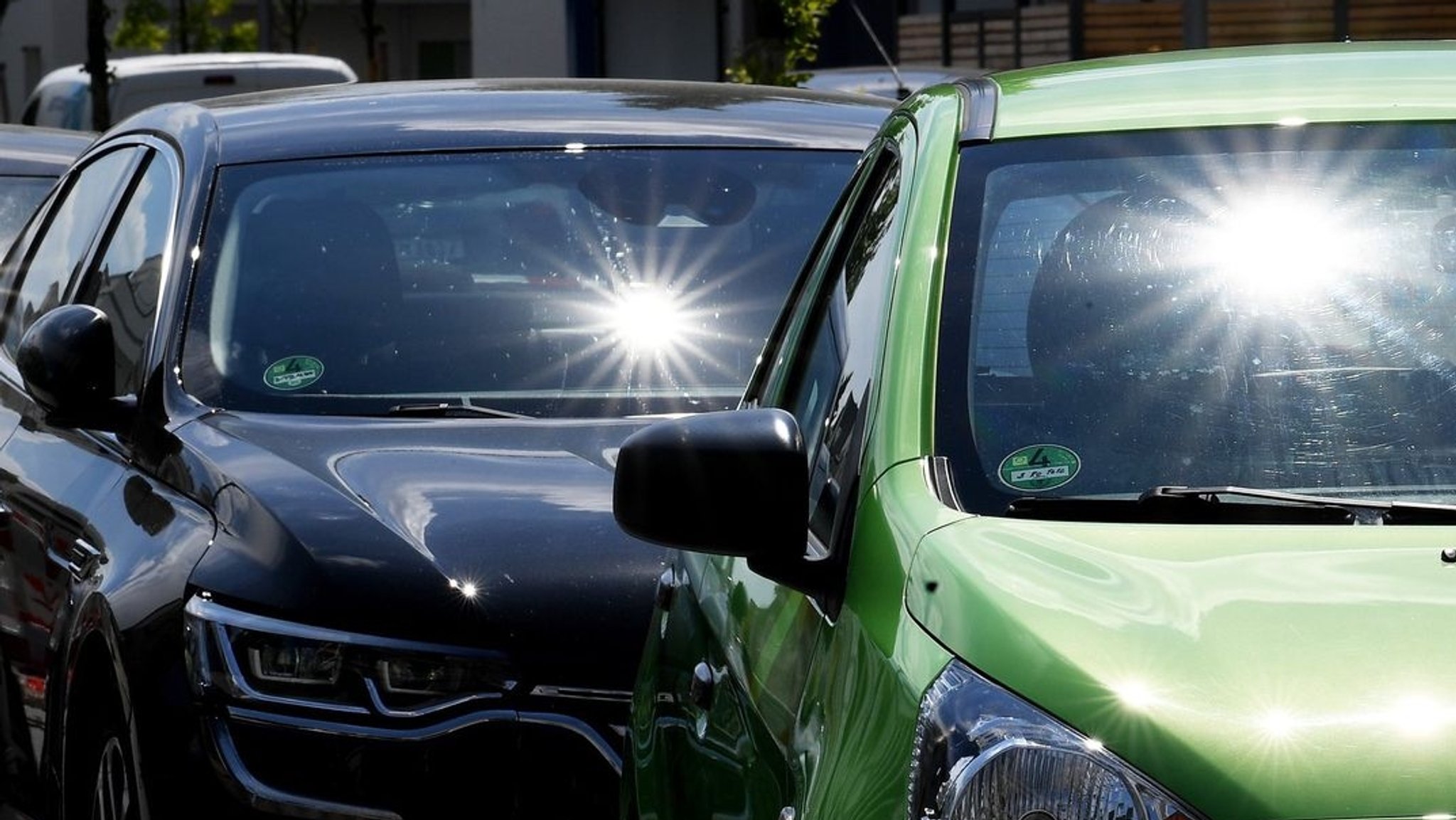 Symbolbild: Autos in der prallen Sonne