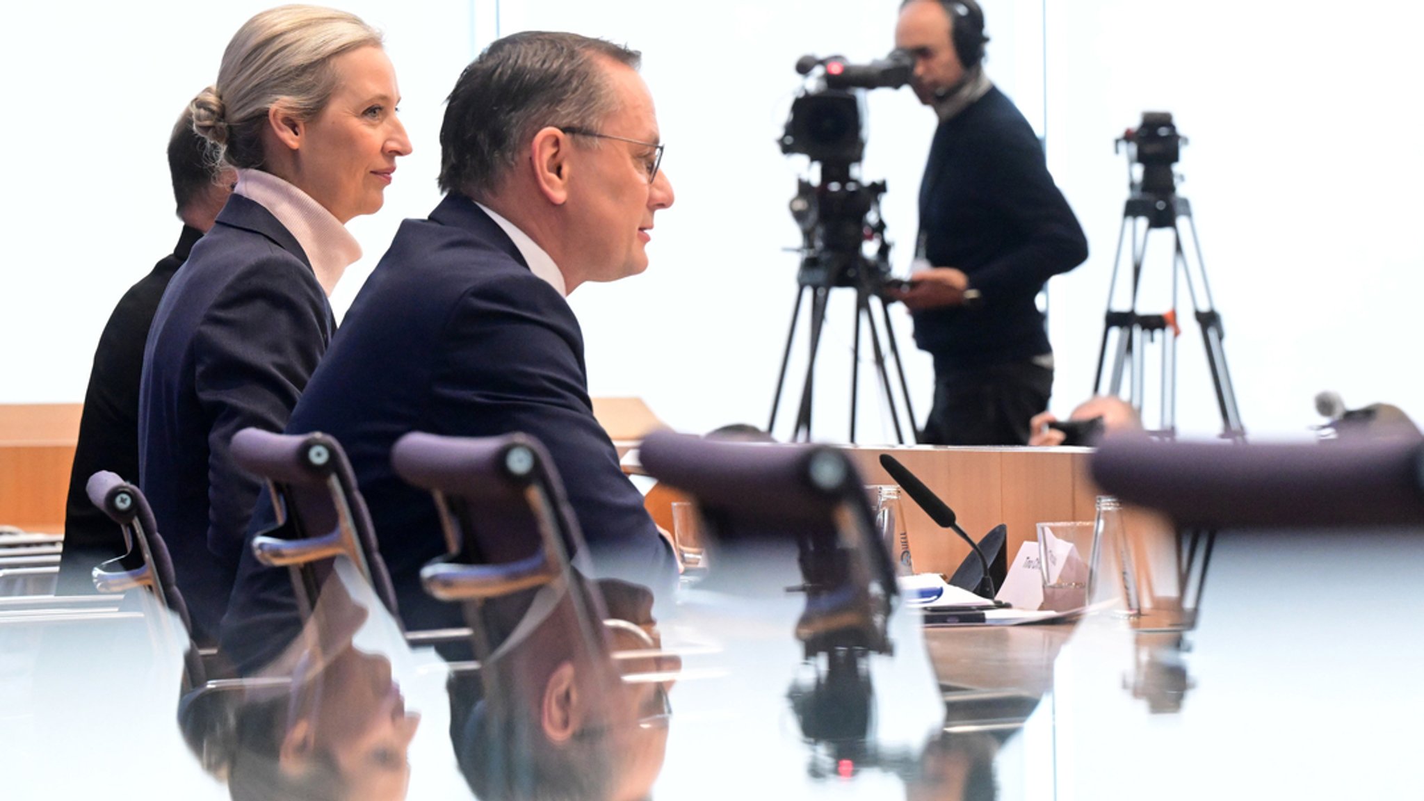 Die Bundesvorsitzenden der AfD Alice Weidel und Tino Chrupalla während einer Pressekonferenz | Bild: dpa-Bildfunk/Julian Stratenschulte Die Bundesvorsitzenden der AfD Alice Weidel und Tino Chrupalla während einer Pressekonferenz