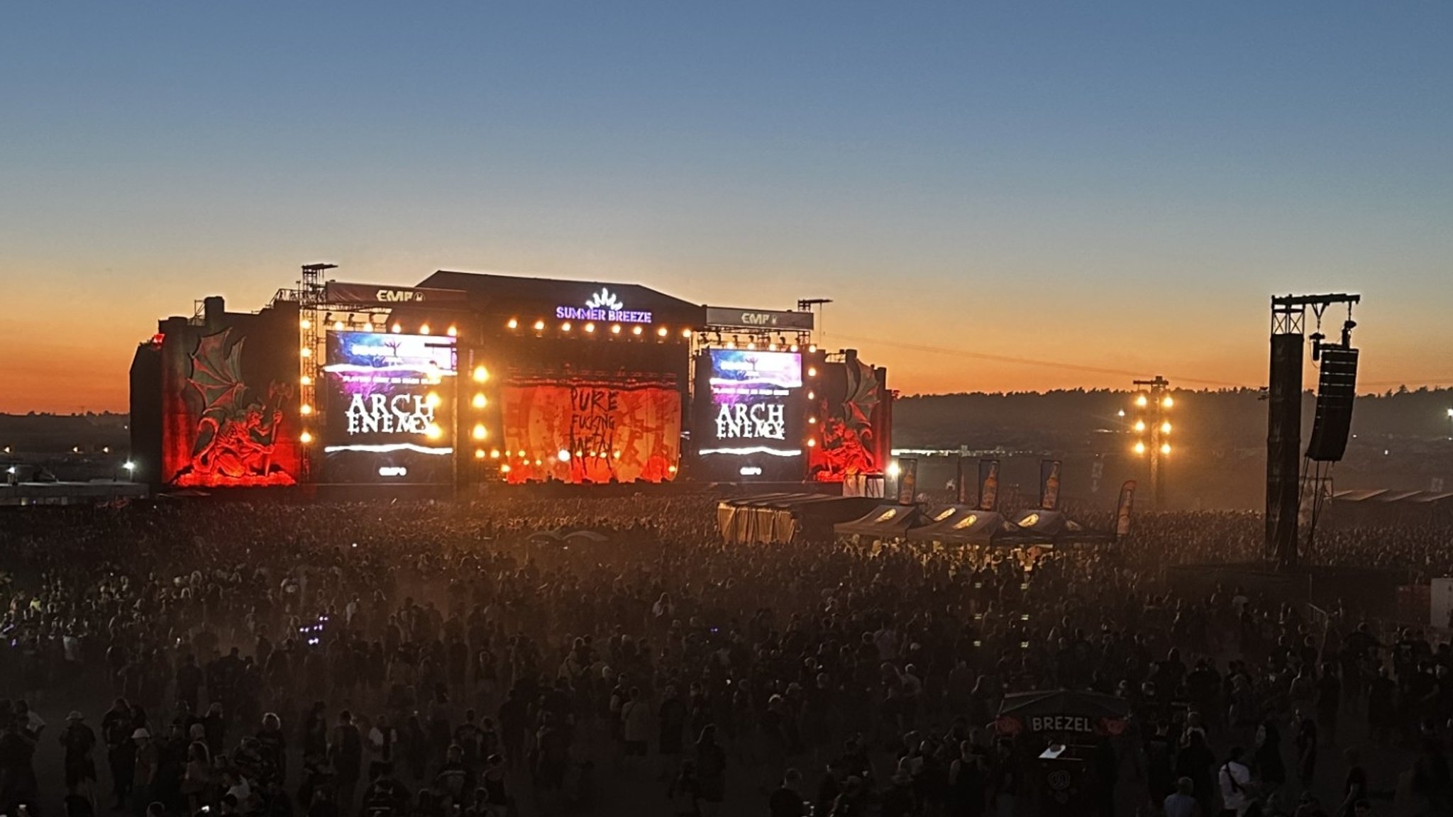 Bühne des Summer Breeze Festivals vor dem Auftritt der Band Arch Enemy | Bild: BR / Stephan Lina Bühne des Summer Breeze Festivals vor dem Auftritt der Band Arch Enemy