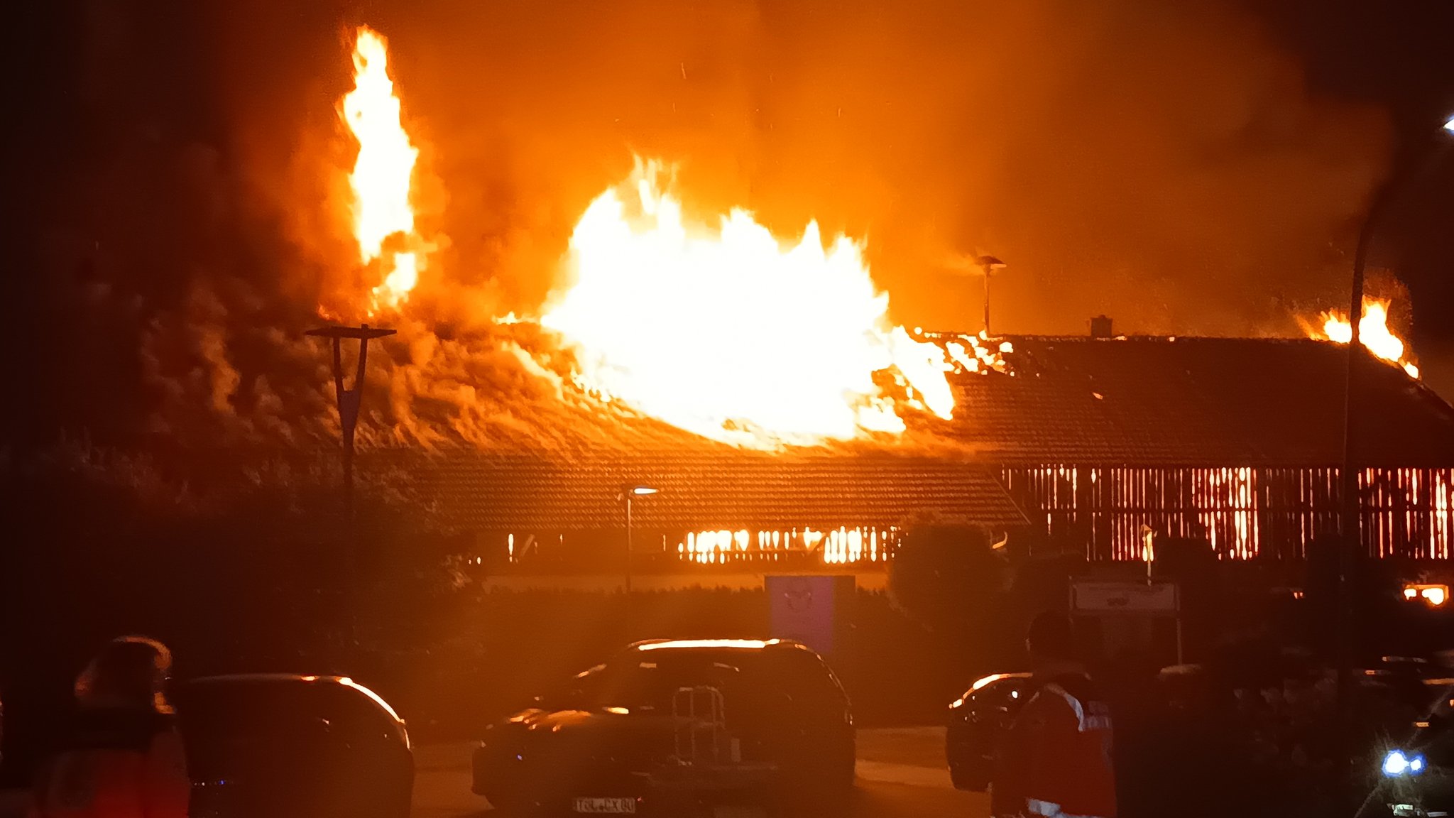 Flammen im Nachthimmel in Münsing am Starnberger See | Bild: Freiwillige Feuerwehr Münsing Flammen im Nachthimmel in Münsing am Starnberger See
