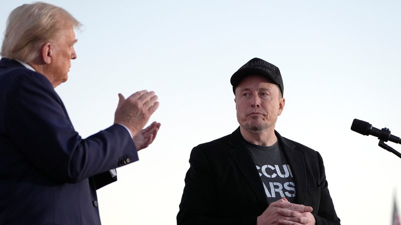 Archivbild: Trump (.) und Musk auf der Wahlkampfbühne | Bild: picture alliance / ASSOCIATED PRESS | Alex Brandon Archivbild: Trump (.) und Musk auf der Wahlkampfbühne