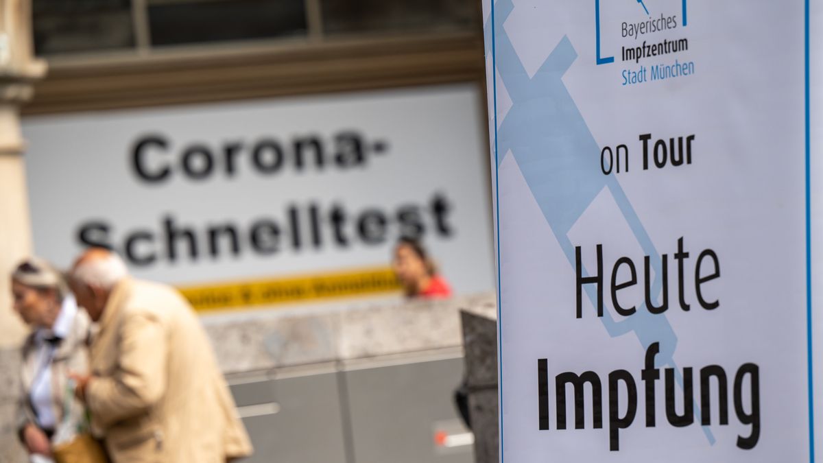München, Marienplatz: Menschen, Schilder: "Corona-Schnelltest" sowie "Heute Impfung"