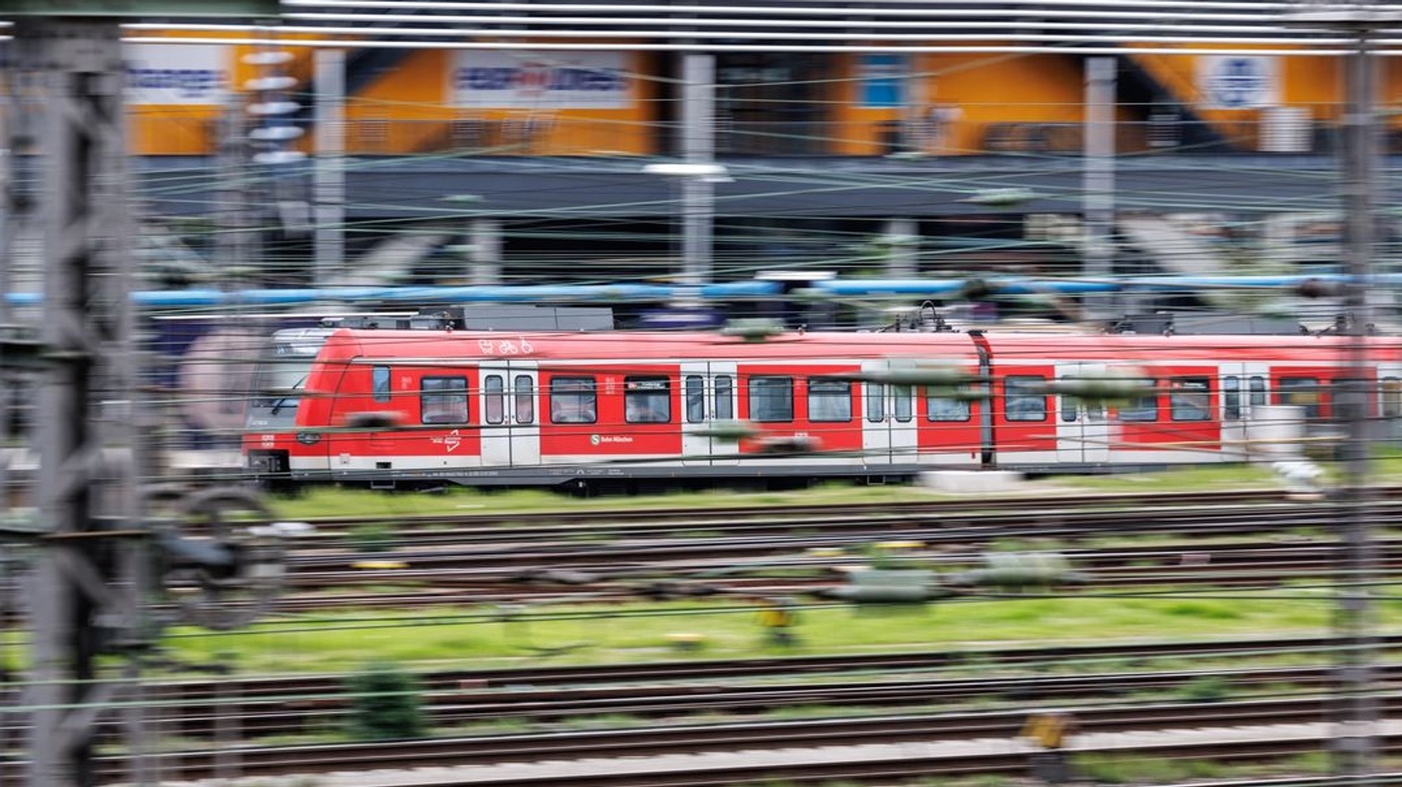 Eine S-Bahn fährt in den Münchner Hauptbahnhof ein.