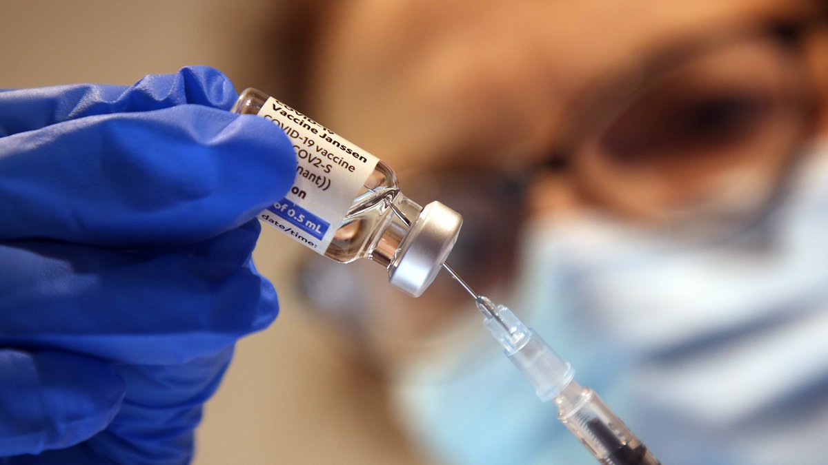 Eine Arzthelferin zieht in einer Praxis einer Hausärztin eine Spritze mit dem Corona-Impfstoff Janssen von Johnson & Johnson auf.