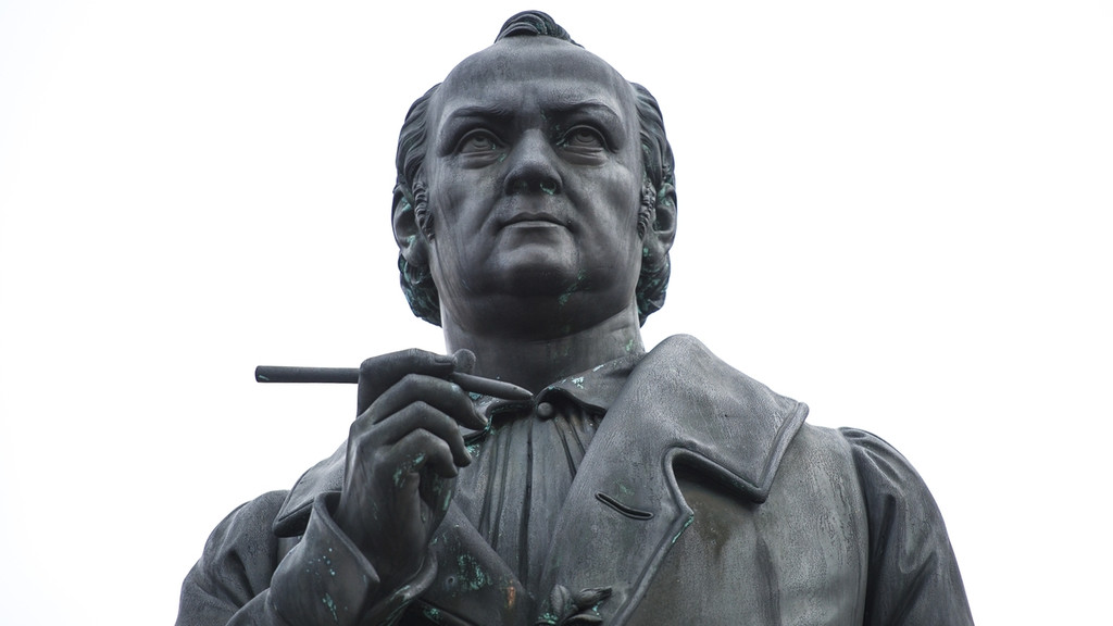 Eine Statue von Jean Paul.