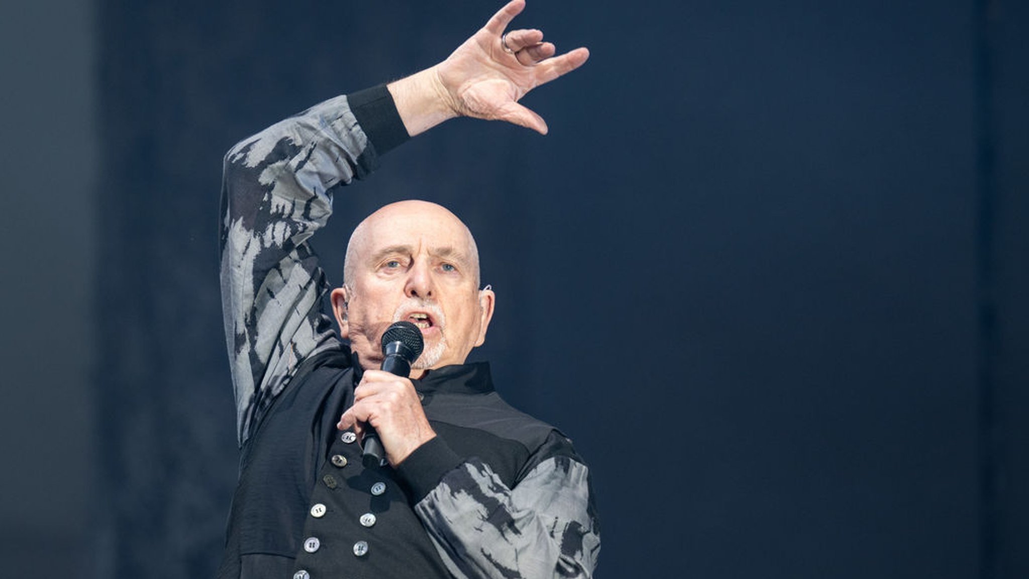 ARCHIV - 26.05.2023, Berlin: Peter Gabriel, britischer Musiker, singt auf der Waldbühne im Rahmen seiner - "i/o"-Tour. Das Album "I/O" soll am 01.12.2023 erscheinen. (zu dpa "Nach 21 Jahren: Peter Gabriel präsentiert auf «i/o» neue Songs") Foto: Hannes P. Albert/dpa +++ dpa-Bildfunk +++