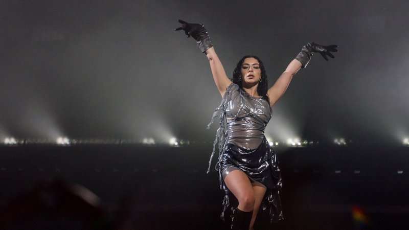 Sängerin Charli xcx auf der Bühne bei einem Auftritt auf dem dänischen Musikfestival Roskilde | Bild: picture alliance / Gonzales Photo/Bo Kallberg | Gonzales Photo/Bo Kallberg Sängerin Charli xcx auf der Bühne bei einem Auftritt auf dem dänischen Musikfestival Roskilde