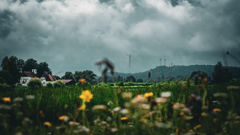 Regenpause an einem sehr verregneten Wochenende am Kloster Seeon in Oberabyern | Bild: picture alliance / CHROMORANGE | Li Bro.photo Regenpause an einem sehr verregneten Wochenende am Kloster Seeon in Oberabyern