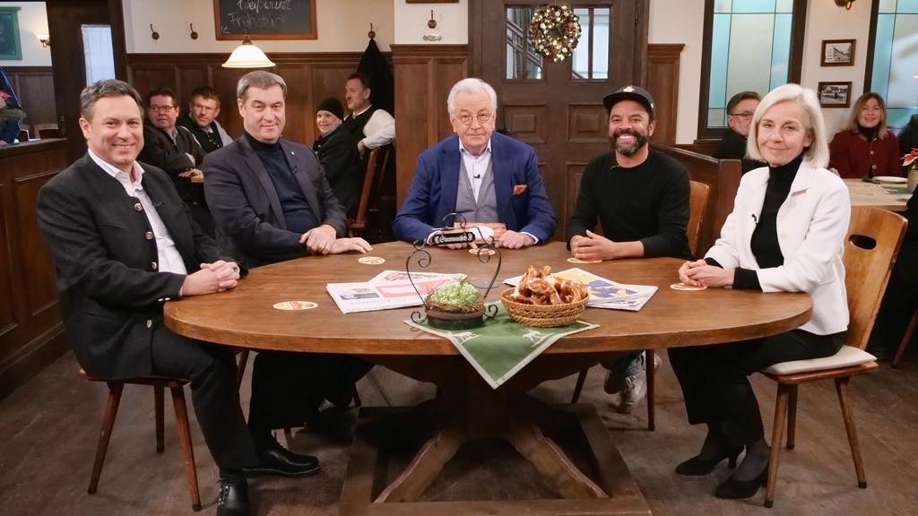 Gastgeber Hans Werner Kilz und seine beiden Stammgäste Ursula Münch und Klaus Bogenberger diskutieren mit Markus Söder, Bayerischer Ministerpräsident, CSU, und Simon Pearce, Schauspieler und Kabarettist | Bild: BR Gastgeber Hans Werner Kilz und seine beiden Stammgäste Ursula Münch und Klaus Bogenberger diskutieren mit Markus Söder, Bayerischer Ministerpräsident, CSU, und Simon Pearce, Schauspieler und Kabarettist