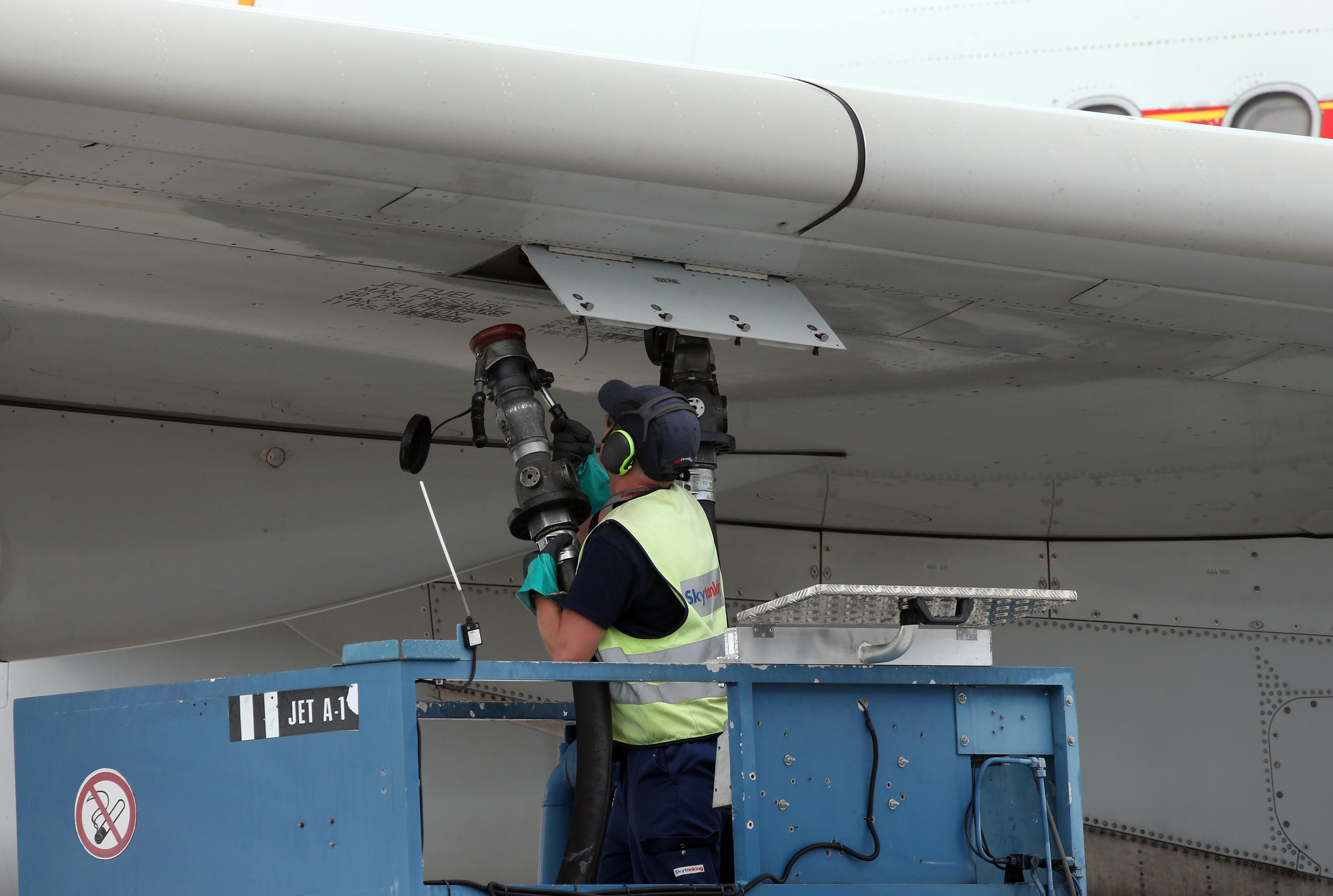 Betankung eines Flugzeuges mit Kerosin der europäischen Sorte Jet A-1