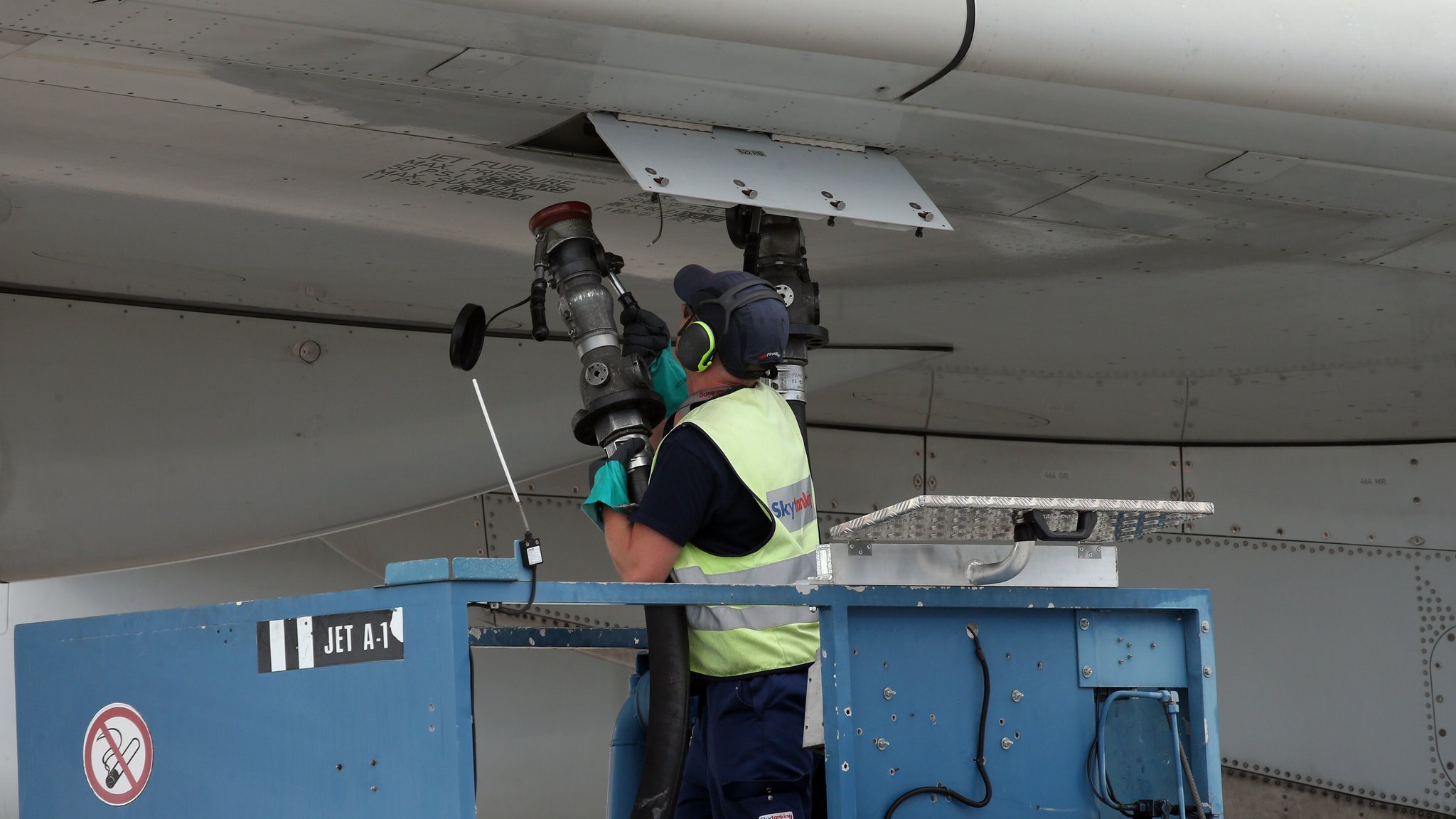 Betankung eines Flugzeuges mit Kerosin der europäischen Sorte Jet A-1