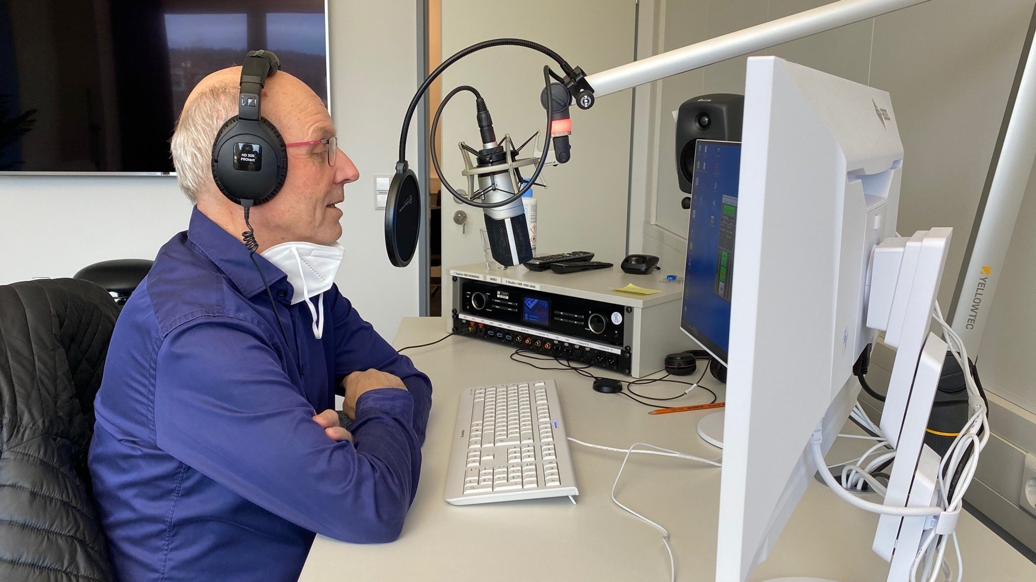 Der Leiter des Traunsteiner Impfzentrums sitzt im BR-Studio in Traunstein und beantwortet unsere Fragen.