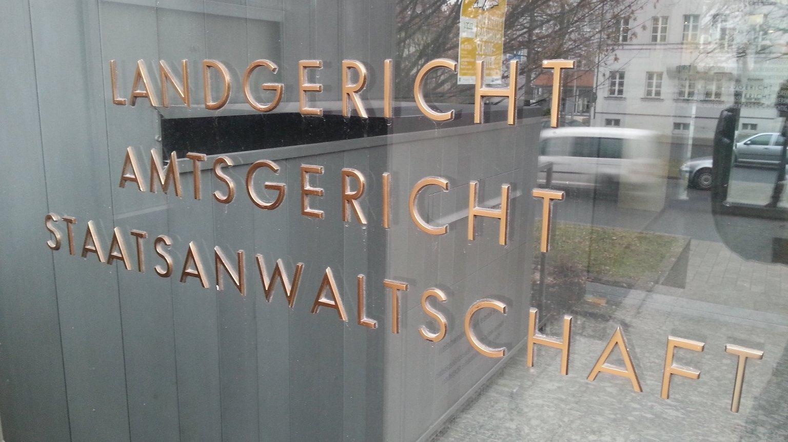 Eingang zum Justizgebäude in Weiden.