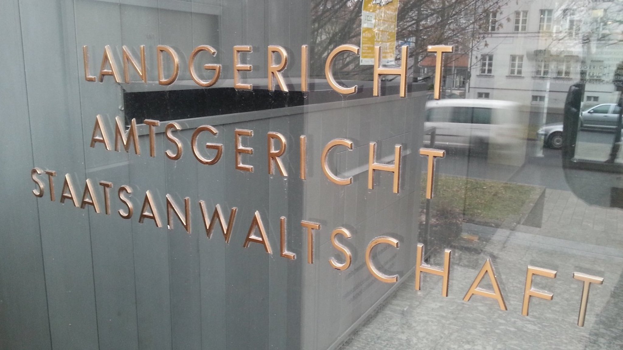 Eingang zum Justizgebäude in Weiden. | Bild: BR/ Christiane Pilz Eingang zum Justizgebäude in Weiden.