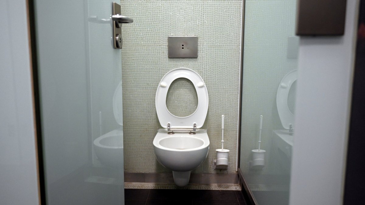 Mann nach fast 20 Stunden aus Toilette befreit