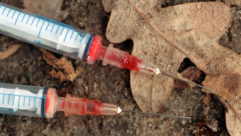 Symbolbild: Blutverschmierte Spritzen liegen auf dem Boden | Bild: picture-alliance / dpa | Ulrich Perrey Symbolbild: Blutverschmierte Spritzen liegen auf dem Boden
