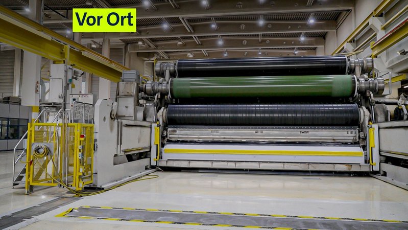 Die riesigen Walzen der Papiermaschine stehen still. | Bild: BR Die riesigen Walzen der Papiermaschine stehen still.