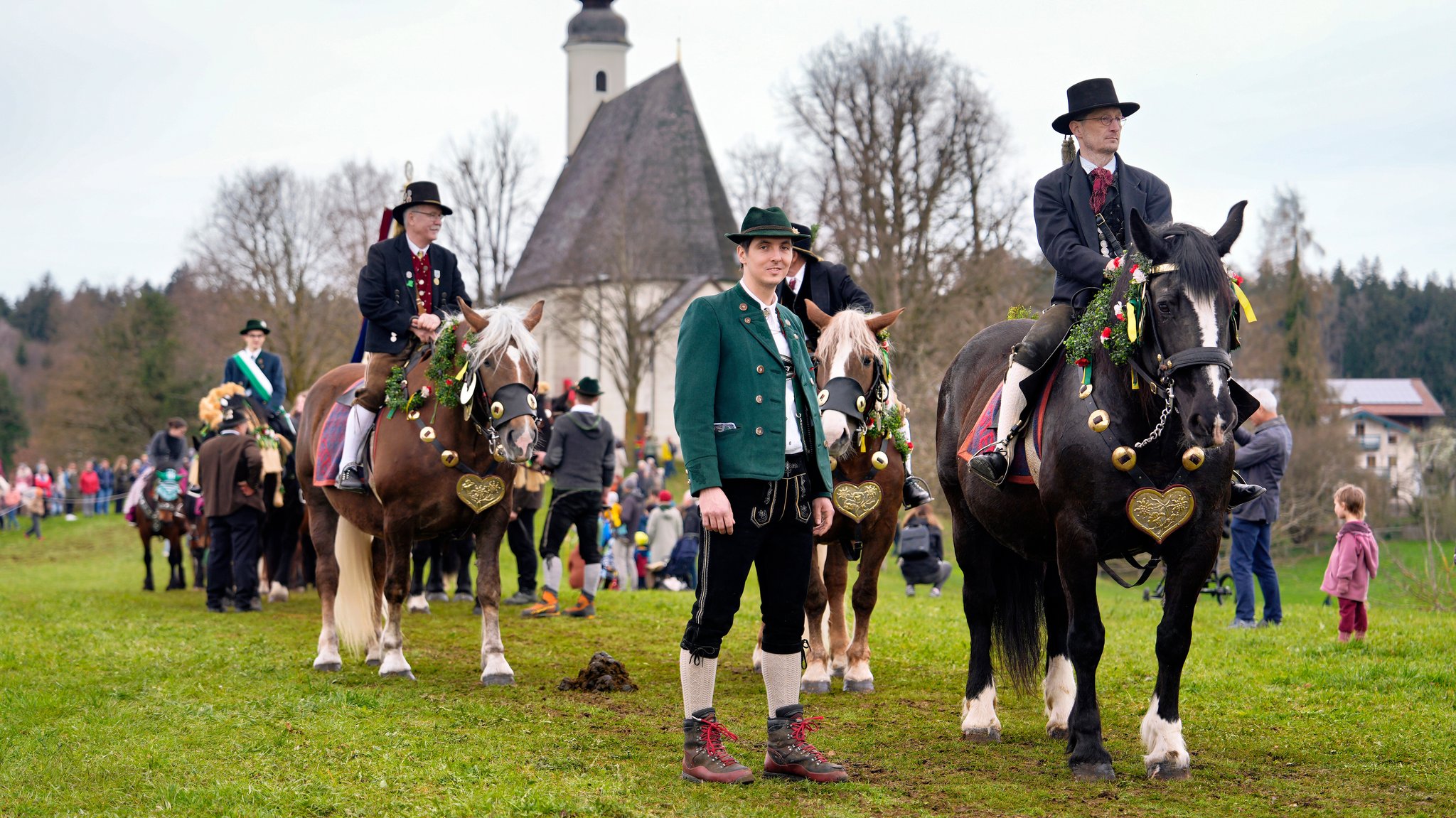 Georgiritt in Traunstein: Reiter am Ettendorfer Kirchlein