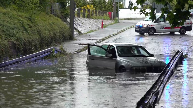 Die vollgelaufene Unterführung in Nürnberg mit einem Auto mittendrin. | Bild: BR Die vollgelaufene Unterführung in Nürnberg mit einem Auto mittendrin.