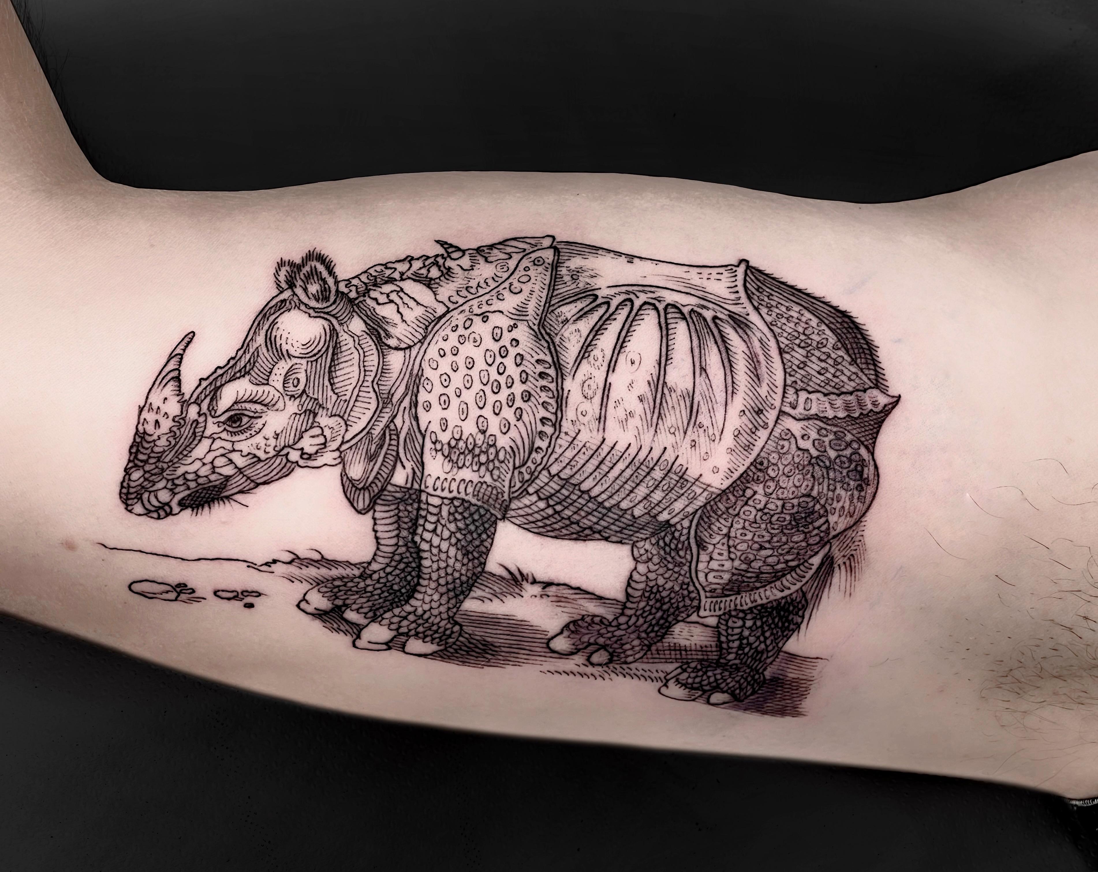 Alejandro M. Sanz Guillén mit Tattoo von LeonKa nach Albrecht Dürers Rhinocerus, 1515. | Bild:LeonKa / Museen der Stadt Nürnberg