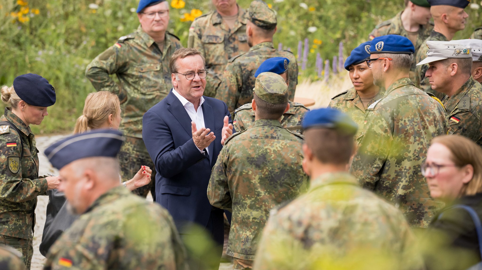 22.07.2025, Bayern, München: Bundesverteidigungsminister Boris Pistorius (r, SPD) spricht bei einem Besuch der Sanitätsakademie der Bundeswehr mit Soldaten.