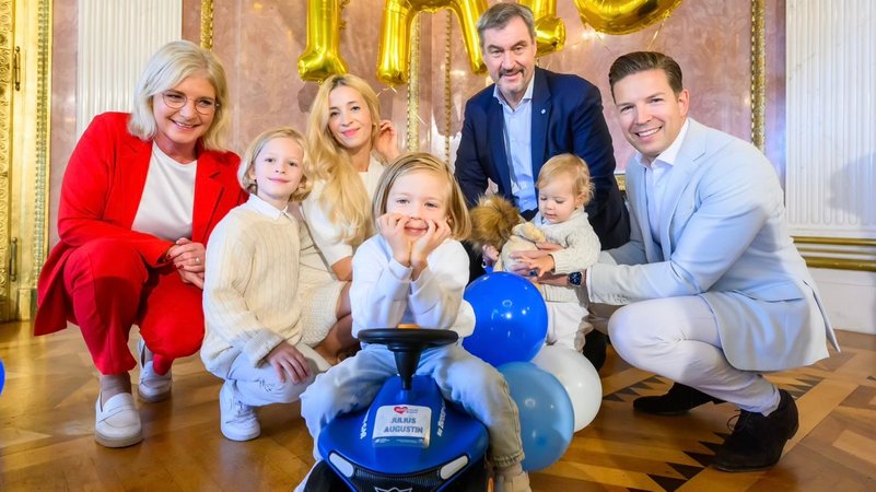 Ministerpräsident Söder im Oktober mit dem ein-millionsten Kind, das das bayerische Familiengeld erhält. | Bild: Bayerische Staatskanzlei Ministerpräsident Söder im Oktober mit dem ein-millionsten Kind, das das bayerische Familiengeld erhält.