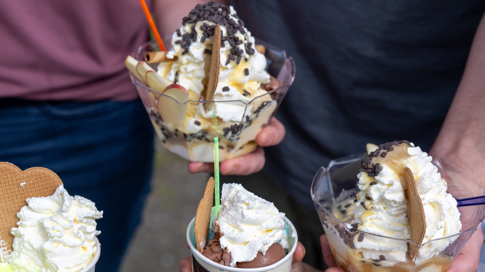 Eine Familie hält ihre Eisbecher in den Händen - angesichts enorm steigender Kosten für Mieten, Energie und Lebensmittel immer seltener normal.