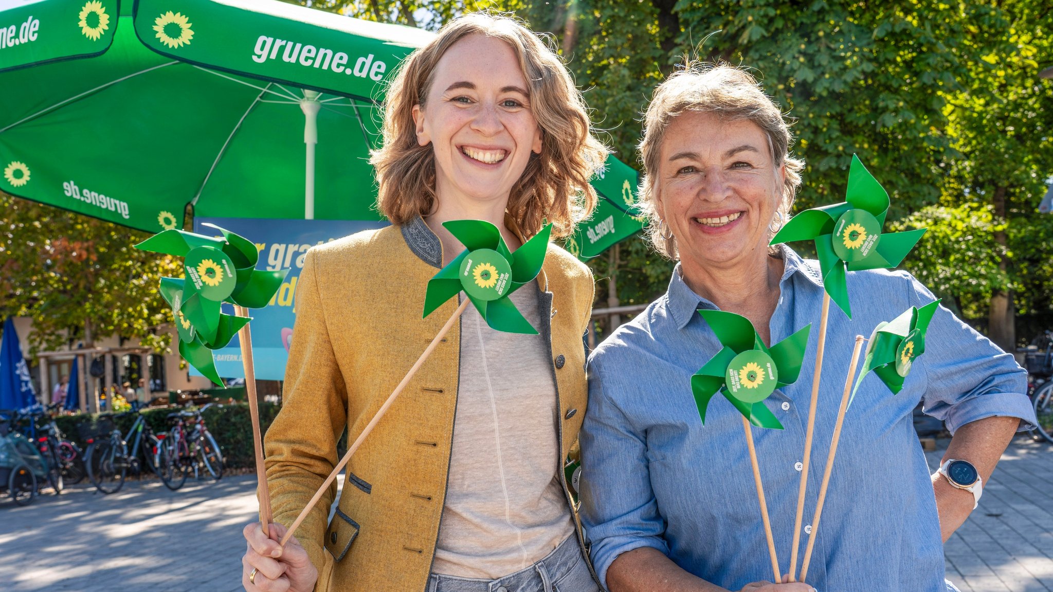 Eva Lettenbauer (links) und Gisela Sengl, Landesvorsitzende der GRÜNEN Bayern, mit grünen Windrädchen. | Bild: picture alliance / Wolfgang Maria Weber | Wolfgang Maria Weber Eva Lettenbauer (links) und Gisela Sengl, Landesvorsitzende der GRÜNEN Bayern, mit grünen Windrädchen.