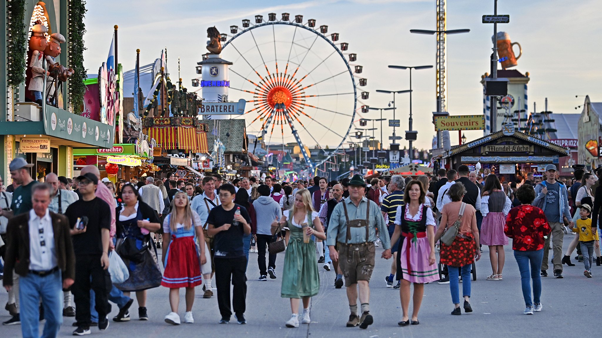  Großer Andrang auf dem Oktoberfest: Bis zur Halbzeit waren rund 3,4 Millionen Gäste auf der Wiesn - deutlich mehr als im vergangenen Jahr.