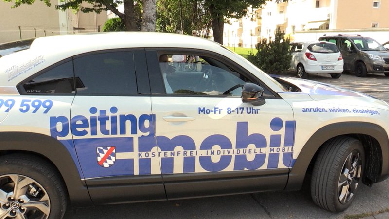 Weißes e-Auto mit Beschriftung - "Peiting Mobil"