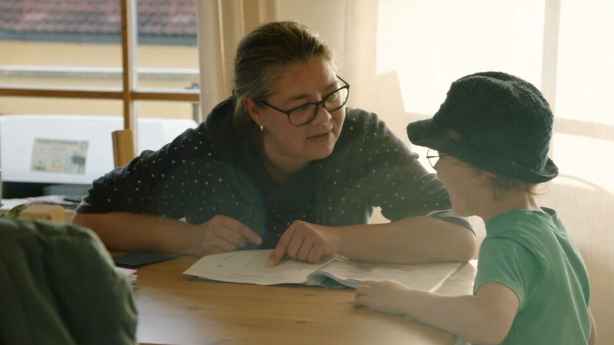 Die Mutter Verena Eder sitzt mit ihrem Sohn am Küchentisch.