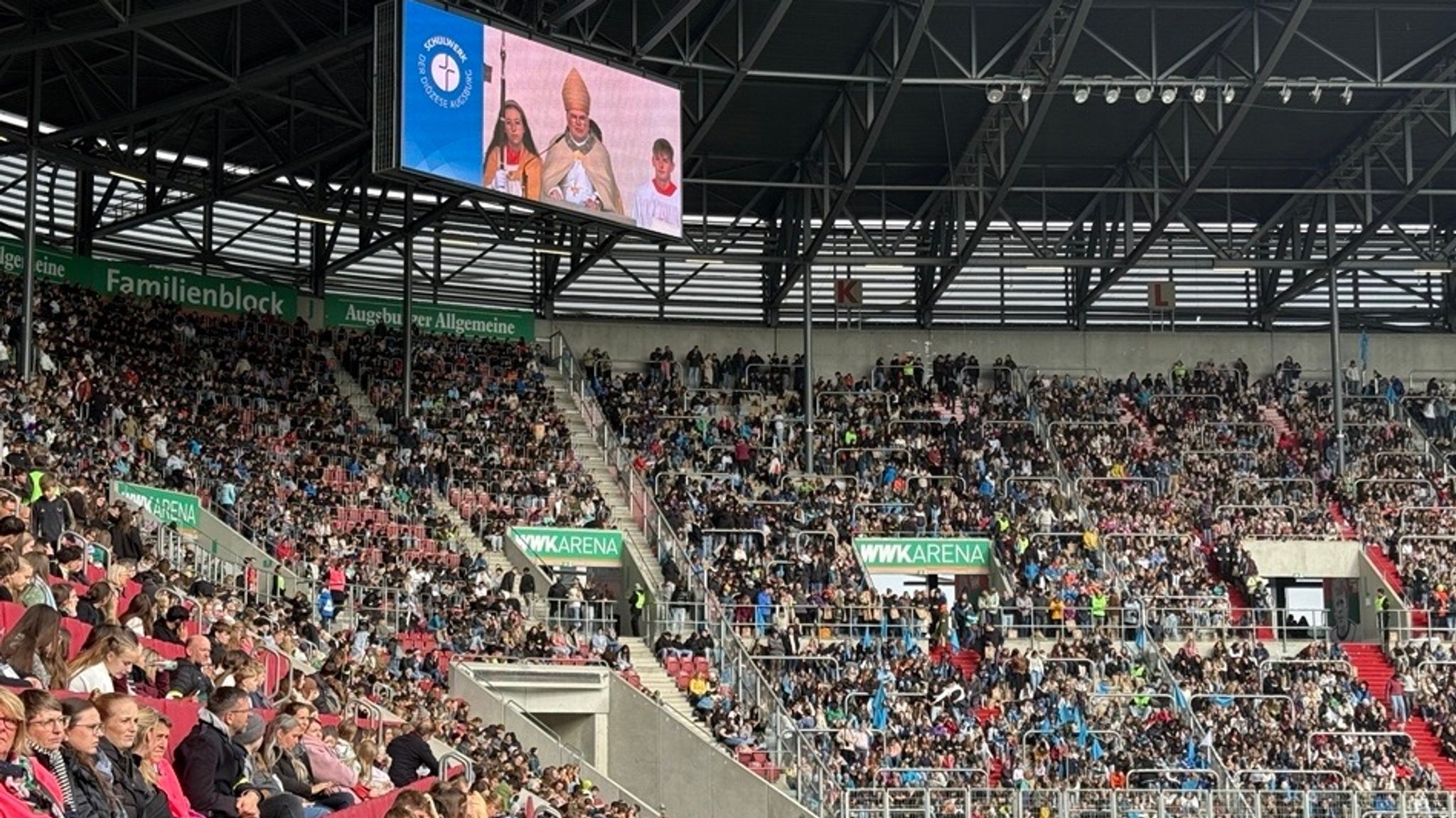Es ist viel los im Augsburger Fußballstadion: 23.000 Schüler kamen zur 50-Jahr-Feier des Schulwerks. | Bild: Marc Gensel / BR Es ist viel los im Augsburger Fußballstadion: 23.000 Schüler kamen zur 50-Jahr-Feier des Schulwerks.