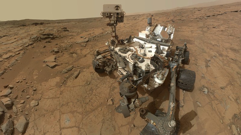Marsrover "Curiosity" auf dem Mars | Bild: picture alliance / dpa | Mars Rover Celebrates / Handout Marsrover "Curiosity" auf dem Mars