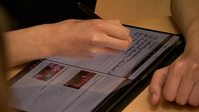 Die Schüler aus Veitshöchheim beraten sich über die Tendenzen der Parteien Deutschlands. | Bild: BR Die Schüler aus Veitshöchheim beraten sich über die Tendenzen der Parteien Deutschlands.