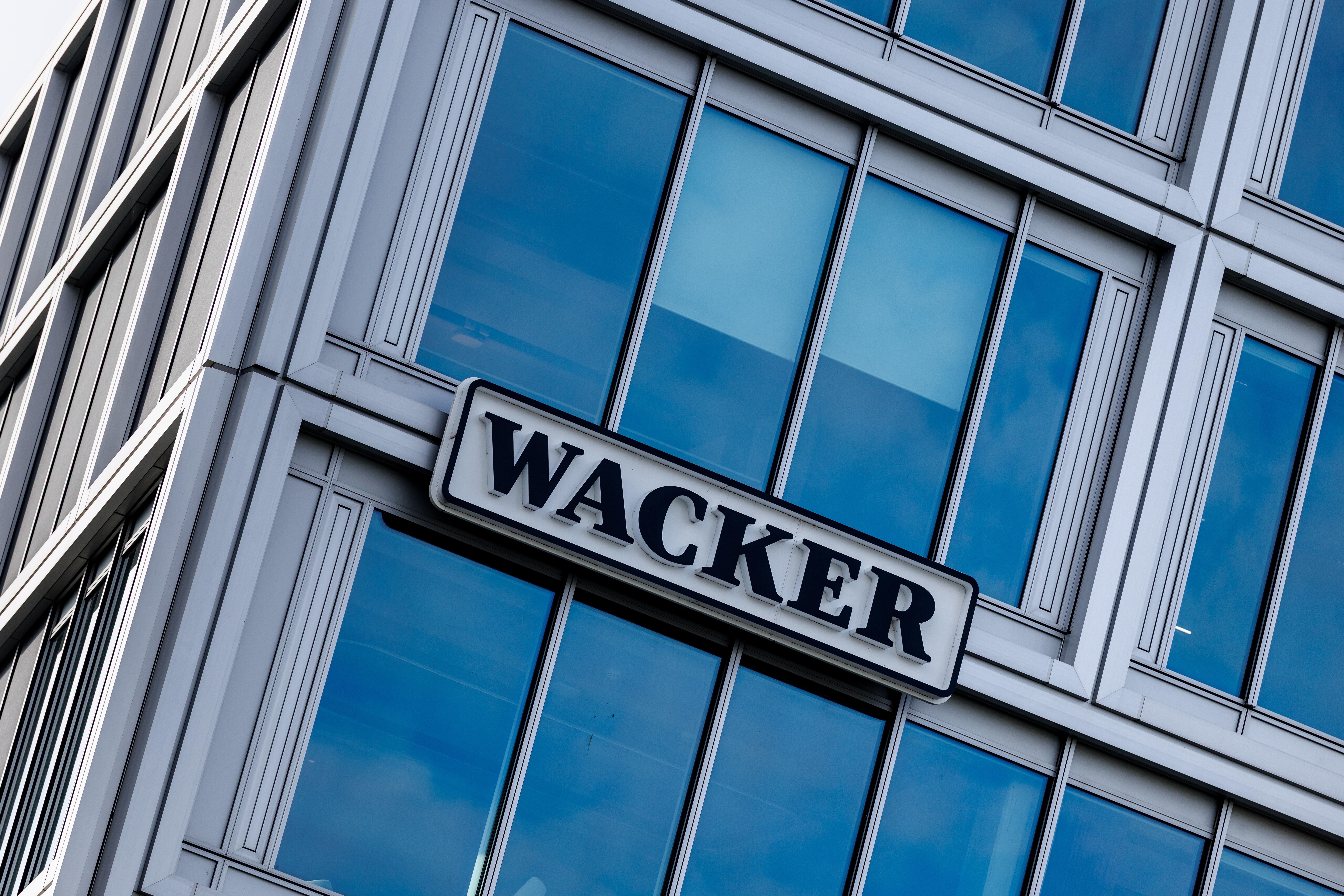 Das Unternehmenslogo der Wacker Chemie AG auf einem Schild der Unternehmenszentrale in München.