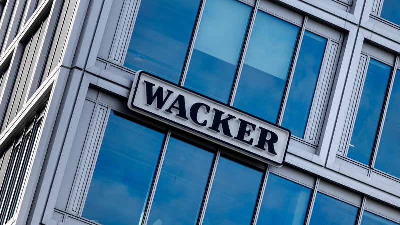 Das Unternehmenslogo der Wacker Chemie AG auf einem Schild der Unternehmenszentrale in München. | Bild: picture alliance/dpa | Matthias Balk Das Unternehmenslogo der Wacker Chemie AG auf einem Schild der Unternehmenszentrale in München.