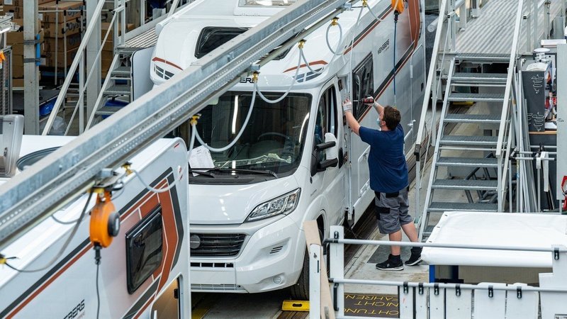 Wohnmobilproduktion in einer Halle. | Bild: dpa-Bildfunk/Armin Weigel Wohnmobilproduktion in einer Halle.
