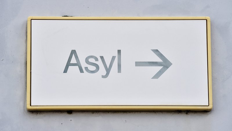 Ein Schild mit der Aufschrift "Asyl"