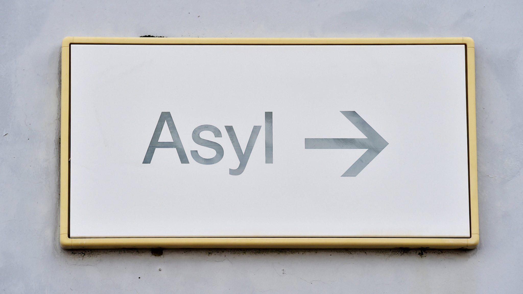 Ein Schild mit der Aufschrift "Asyl"