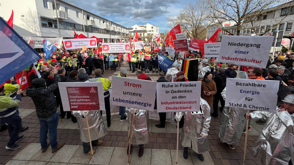 In Meitingen demonstrieren Beschäftigte der Chemie- und Metallindustrie für faire Strompreise.